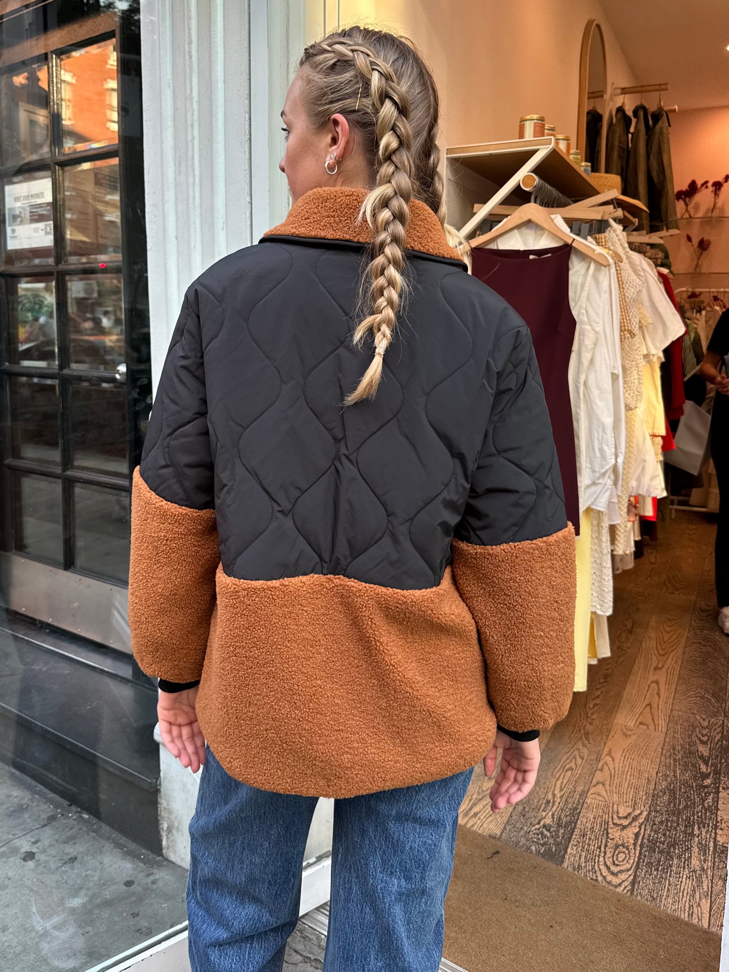 Toasty Vibes Jacket in Black/Rust Sherpa